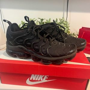 Black vapormax size 7